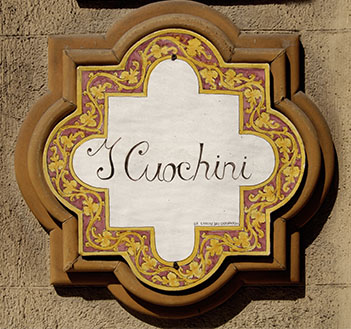 L'insegna dei Cuochini in via Ruggero Settimo 68 a Palermo